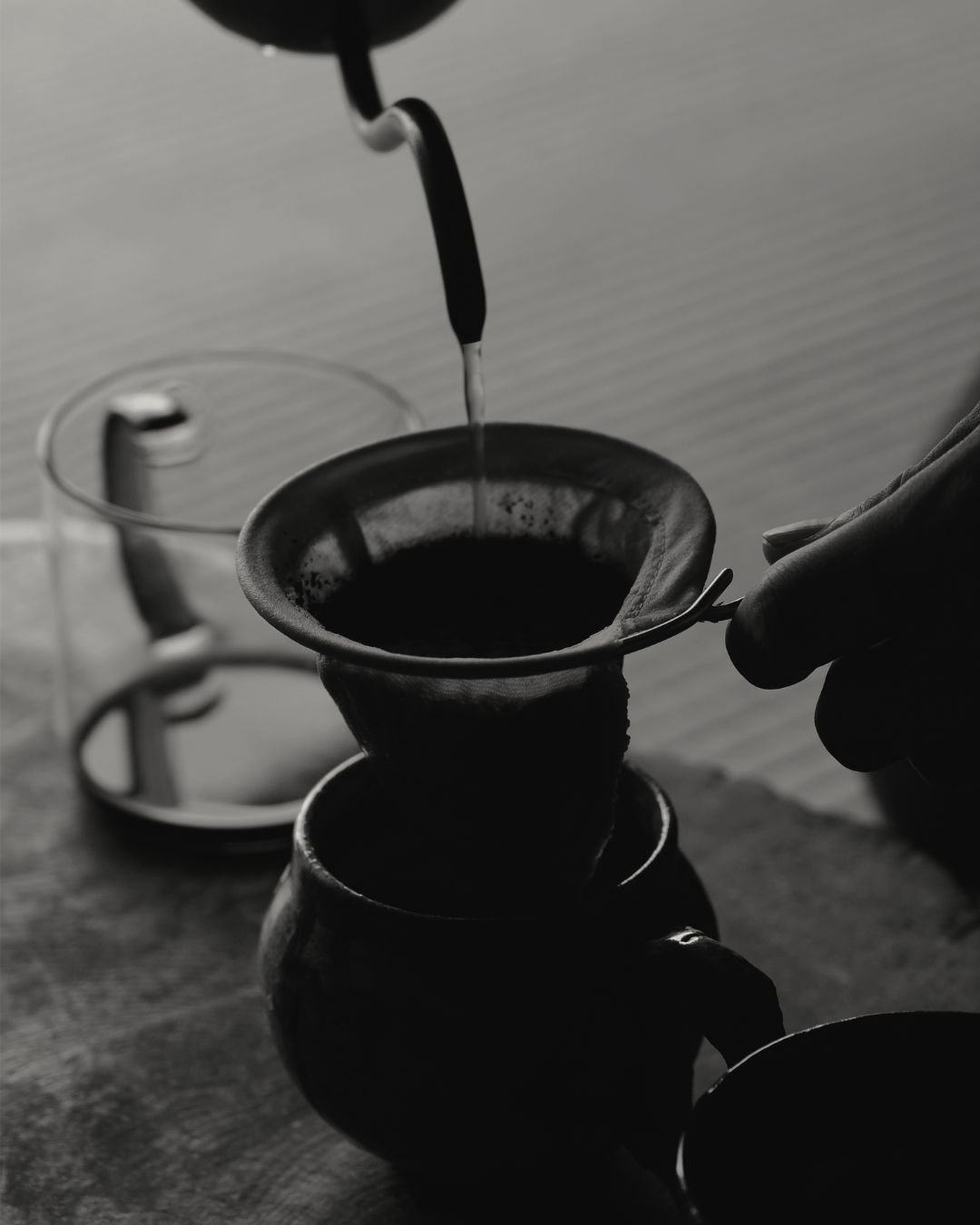 布のフィルターに細く湯を注ぎ、珈琲を淹れているところ